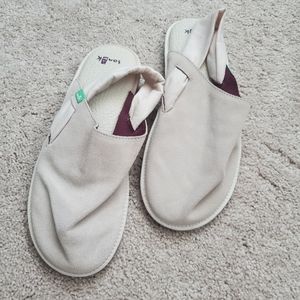 Sanuk Slip ons